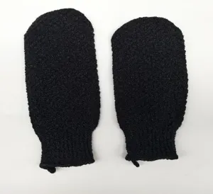 Vue détaillée des gants de bain exfoliants noirs, double face, idéaux pour nettoyer la peau.