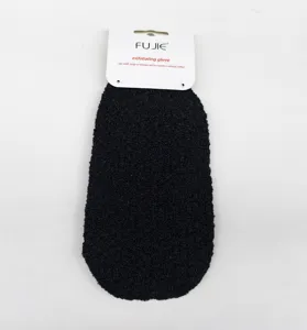Gant de gommage exfoliant noir pour le corps avec carte suspendue pour une peau douce.