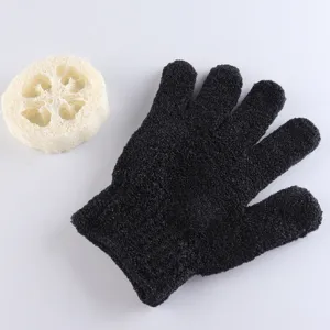 Detailansicht eines schwarzen fünf-Finger-Peeling-Duschhandschuhs mit natürlichem Luffa.