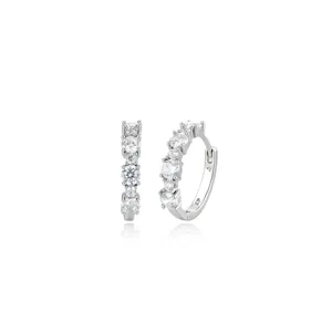 Orecchini a cerchio da donna in lega di rame argentata con pietre zirconia lucide.