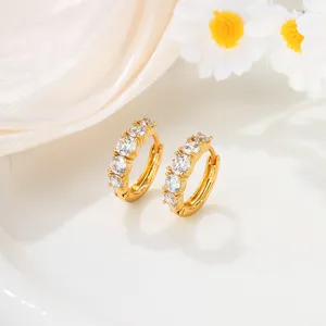 Boucles d'oreilles créoles plaquées or avec oxydes de zirconium pour femmes chic.