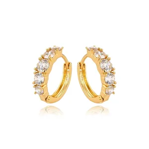 Boucles d'oreilles créoles plaquées or zirconias, design élégant minimaliste femmes.