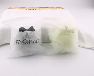 Vue détaillée de grands sponge de bain doux dans des sacs givrés pour le nettoyage du corps.