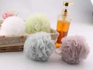Éponge de douche douce en filet pour bain gommage corporel et mousse riche utilisation quotidienne.