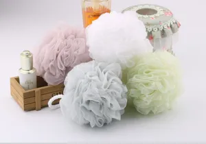 Vue détaillée de la texture de l'éponge de douche douce, grand exfoliant coloré.