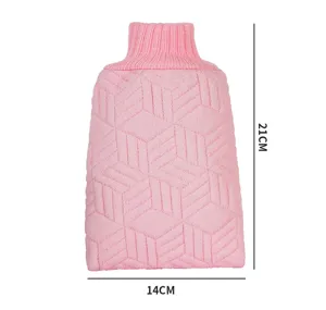 Dettaglio spugna da bagno in maglia rosa, asciugamano esfoliante testurizzato doccia.