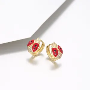 Orecchini a cerchio coccinella dorati con smalto rosso e zirconi cubici molto luminosi.