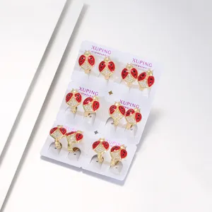 Set di orecchini a cerchio coccinella smaltati in oro con zirconi lucidi scintillanti.