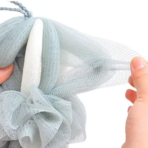 Grauer Netz Duschschwamm mit Griffen, ideal für die tägliche Körperreinigung und sanftes Peeling.