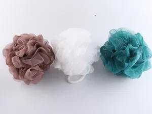 Dettaglio della spugna da doccia morbida, grande pouf da bagno soffice monocolore con laccetto.