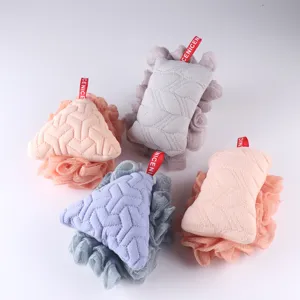 Detailansicht multifunktionaler, strukturierter Badeschwämme mit Anhängern in Pastellfarben.