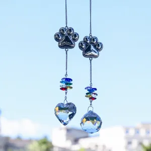 Suspension attrape-soleil en cristal avec patte et perles colorées pour décor jardin détail.