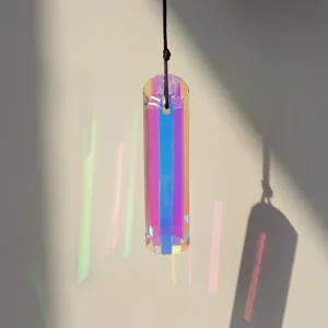 Kristall Sonnenfaenger Prisma Amulett zum Haengen, buntes Regenbogen Licht fuer Fenster.