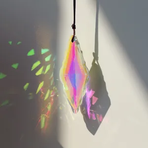 Nahaufnahme eines facettierten Diamant-Kristall-Sonnenfängers mit tollem Regenbogenlicht.