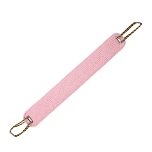 Cintura esfoliante rosa per la schiena con manici intrecciati per una pulizia profonda del corpo.