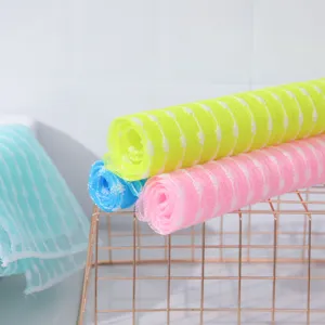 Detalle de toalla de baño de nylon larga, tira exfoliante colorida para la ducha.