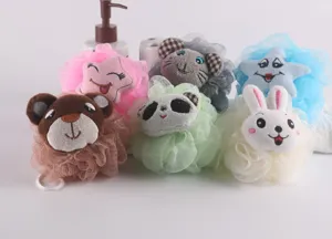 Detailansicht Cartoon Tier Badeschwamm, süßer Bär Hase Panda Duschball mit weichem Duschnetz.