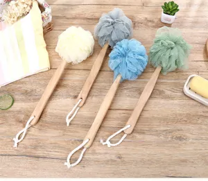 Brosse de douche à long manche avec éponge en filet souple et manche en bois solide.