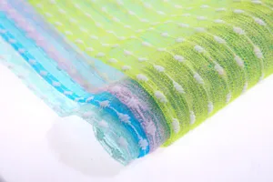 Vista detallada de la esponja de baño de nylon a rayas coloridas con puntos texturados para la ducha.