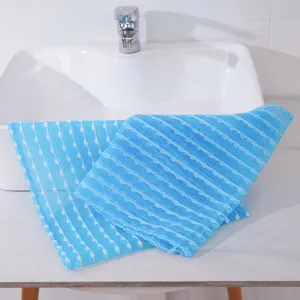 Vista detallada de la toalla de baño exfoliante de nylon azul con patrones de jacquard.
