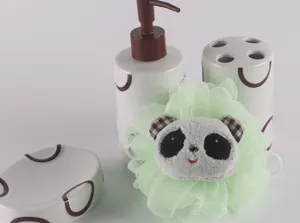 Detailansicht des niedlichen Cartoon-Panda-Badeschwamms und des weichen Duschschwamms.
