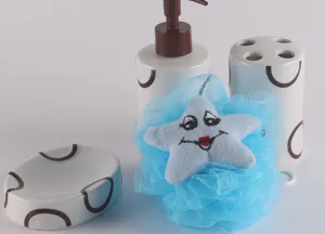 Süßer Cartoon Stern Duschschwamm und Keramik Badaccessoires Set für die tägliche Reinigung.