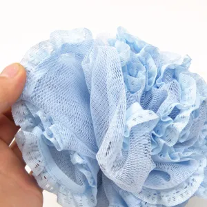 Detalle de esponja de baño de malla azul con encaje, suave puf de ducha para la limpieza corporal.