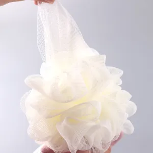 Λεπτομερής όψη του απαλού λευκού δικτυωτού σφουγγαριού μπάνιου, δείχνει τη λεπτή υφή.