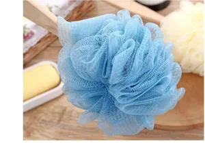 Détail éponge de douche bleue, long manche en bois, pouf de douche doux pour le soin du corps.