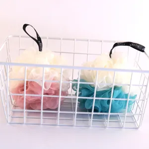 Éponge de douche en maille bicolore pour un gommage corporel doux et une mousse riche.