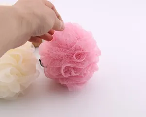 Grote douchepomp in nordische stijl voor een zachte lichaamsreiniging en comfortabele peeling.
