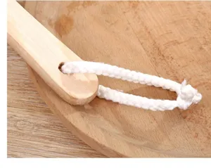 Poignee en bois et cordelette tressee d'une brosse de bain en bois naturel pour rangement facile.