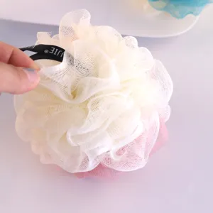Doux pouf de douche en maille bicolore avec dragonne suspendue pour le bain quotidien.
