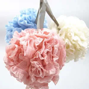 Suave esponja de baño de red PE con detalles de encaje y cinta para una limpieza cómoda.