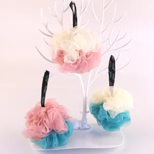 Éponge de douche filet bicolore avec sangle de suspension, éponge douce pour la douche quotidienne.