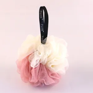 Gros plan de l'éponge de bain en maille douce bicolore avec une sangle de suspension noire pratique.