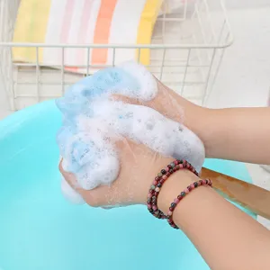 Vue detaillee d une eponge de bain coloree avec une mousse riche pour le soin corporel.