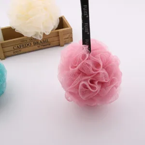 Grote douche spons in Scandinavische stijl mesh badpuf voor dagelijkse lichaamsreiniging.