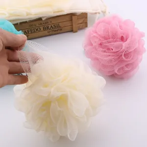 Grote zachte douchepons voor lichaamswas, milde badspons en mesh pouf in mooie Scandinavische kleur.