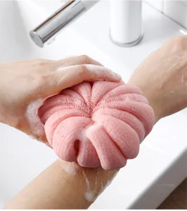 Éponge de douche rose douce filet de bain exfoliant pour le corps filet à mousse de bain.