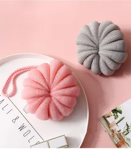 Douce eponge de douche fleur de bain avec cordelette de suspension pour le nettoyage corporel quotidien.