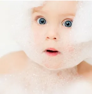 Primer plano de espuma de baño suave para el cuidado delicado del bebé y ducha relajante.