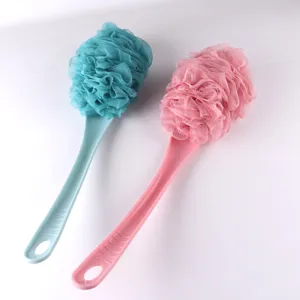 Vista detallada de esponja de baño con mango largo en azul y rosa para una cómoda limpieza.