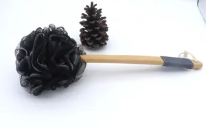 Langer Duschbürste mit schwarzem Duschschwamm, rutschfester Gummigriff und Holzgriff.
