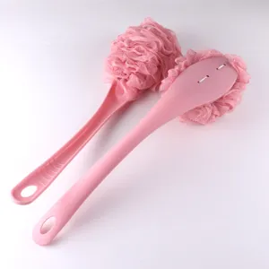 Primer plano de cepillo de bano rosa de mango largo con malla suave para la limpieza corporal.