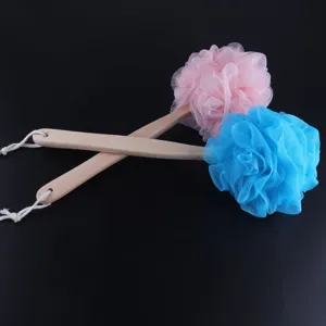 Langer hölzerner Badeschwamm Duschbürste Detailansicht in Rosa und Blau für die Körperpflege.