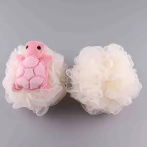 Nahaufnahme von niedlichem rosa Plüschschildkröten-Duschschwamm und weißem Netz-Badepuff.