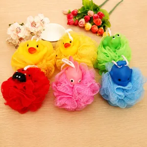 Set d'éponges de bain en filet coloré avec adorables animaux mignons pour une douche relaxante.