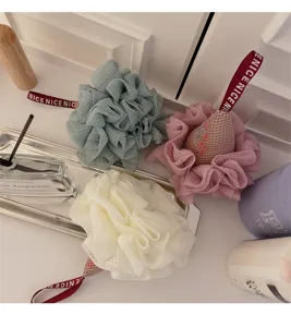 Detailansicht großer Eiscreme Duschschwamm, weicher Schaum Badeschwamm für sanfte Körperreinigung.
