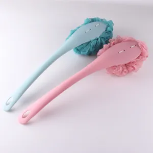 Cepillo de baño con mango largo y esponja de malla suave para la limpieza cómoda de la espalda.